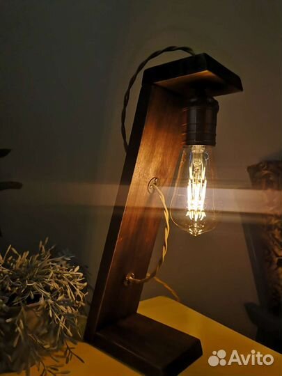 Ретро светильник из дерева и тумбочка
