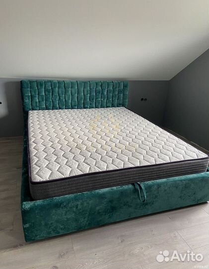 Двуспальная кровать с мягким изголовьем