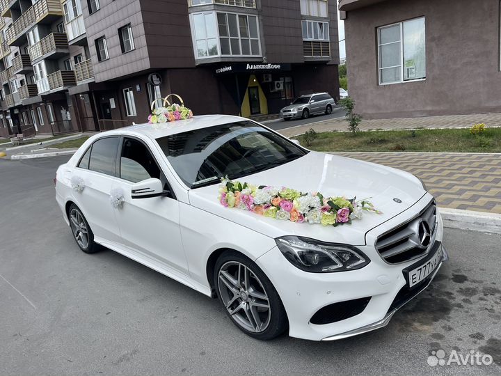 Свадебное украшение на машину уголок декор