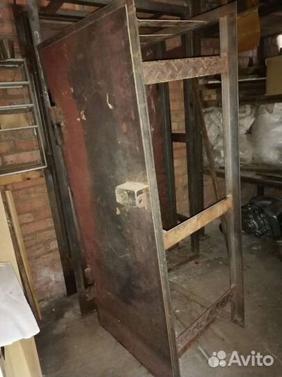 Двери железные в рамме