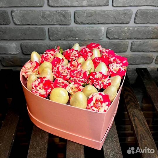 Ящик с клубникой в шоколаде