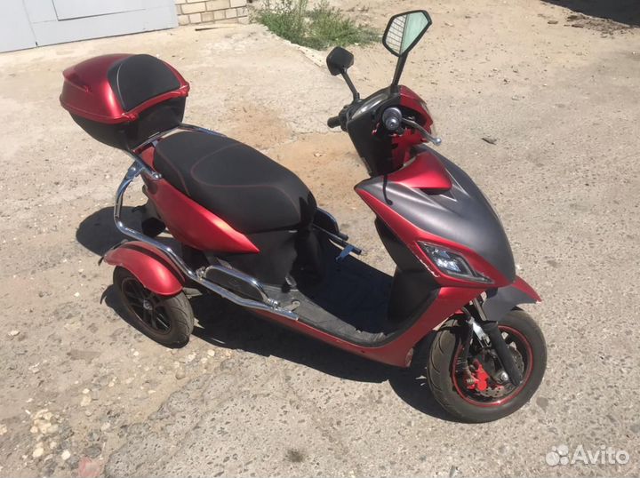 Трехколесный электроскутер