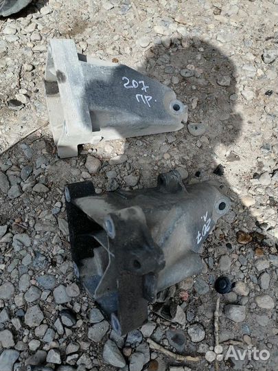 Кронштейн двигателя mercedes m271