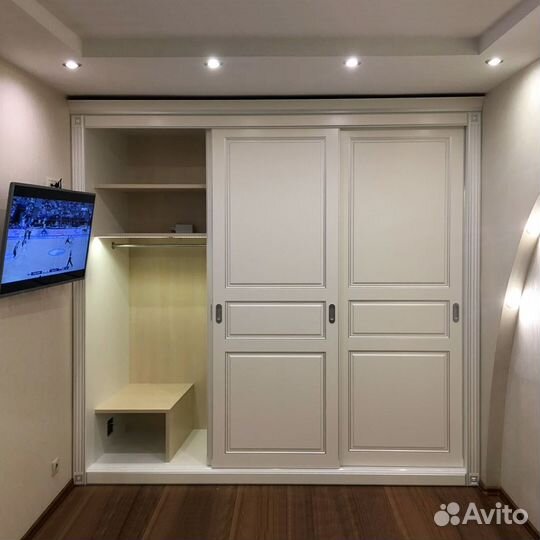 Шкаф распашной вместительный