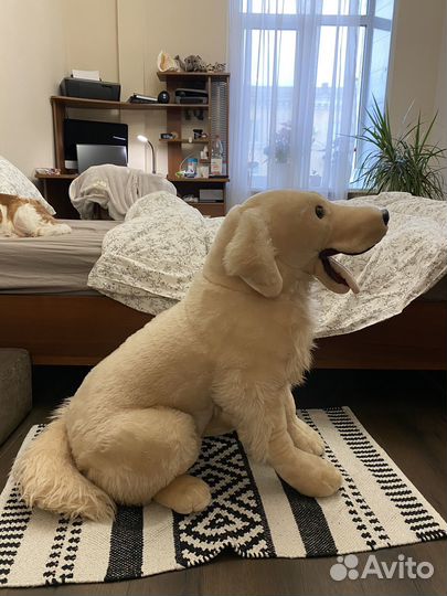 Большая плюшевая собака