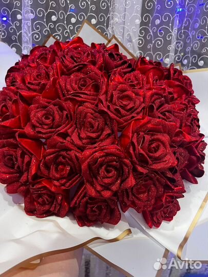 Букет из 41 роза из атласной ленты