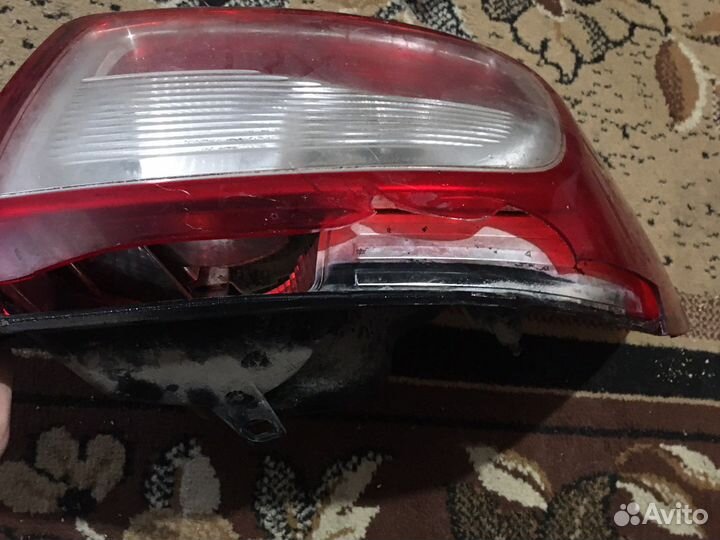 Задняя фара правая на renault logan 2 треснутая
