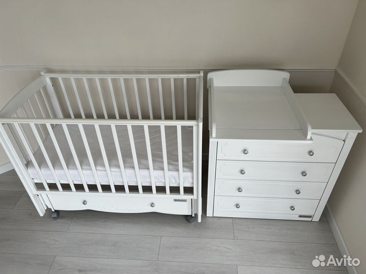 Детская кроватка и комод с пеленальным столиком