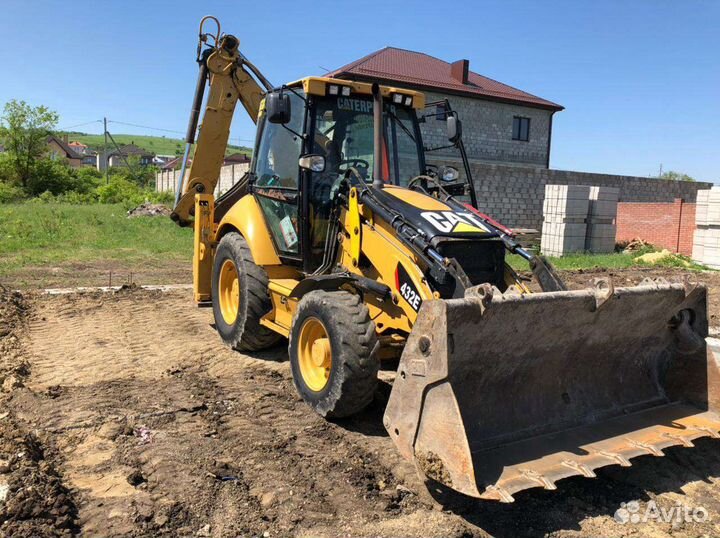 Экскаватор погрузчик. Самосвалы