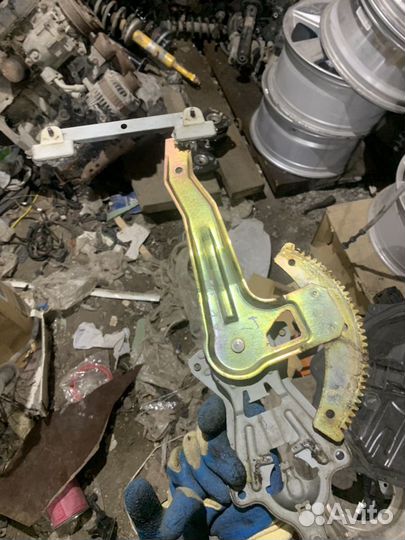 Задний левый стеклоподъемник Ниссан Альмера Класси