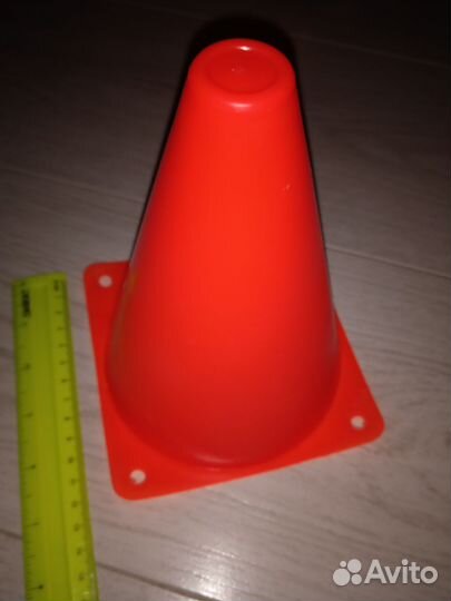 Конус яркий новый 16см высота