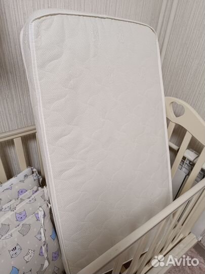 Детская кроватка с поперечным маятником