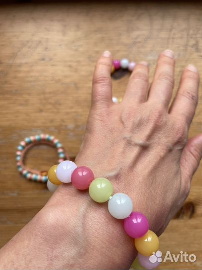 Браслеты из разноцветных бусин на резинке