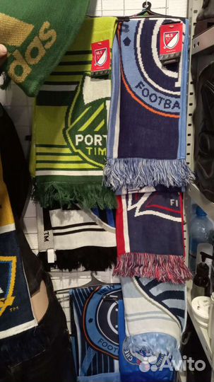 Зимние спортивные шапки и шарфы