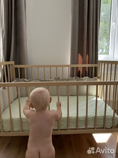 Детская кроватка с маятником