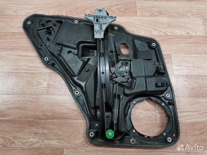 Стеклоподъемник задний правый Tiguan 2011-2016