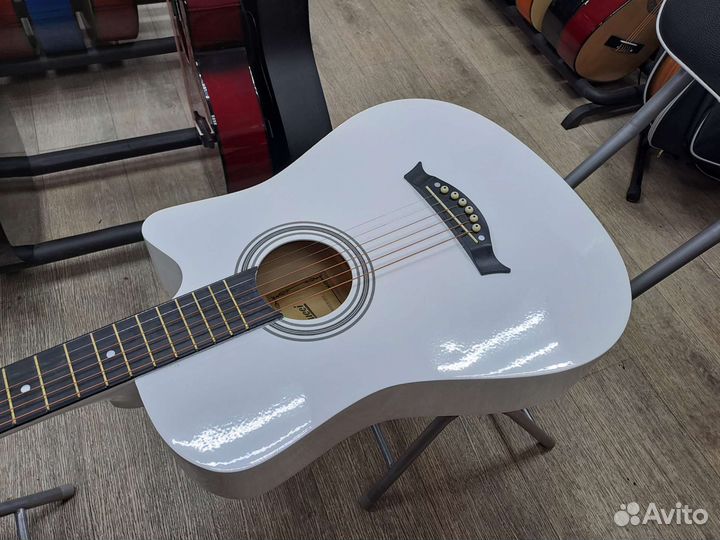 Гитара акустическая белая с металлическими струн