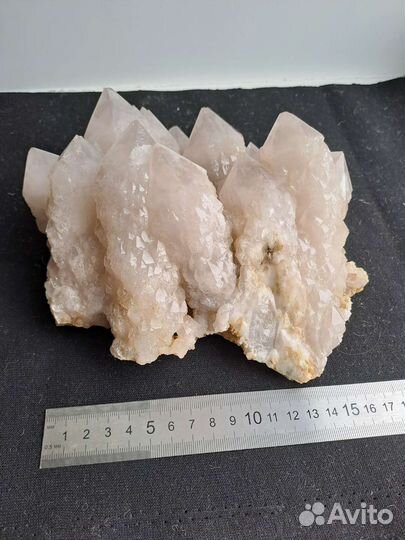 Друза кварца, вес 2,2 кг.Цвет серый