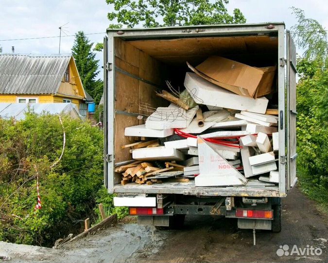 Утилизация мусора с грузчиками на машине