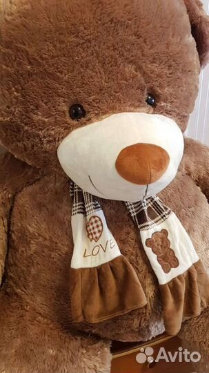 Большой плюшевый медведь