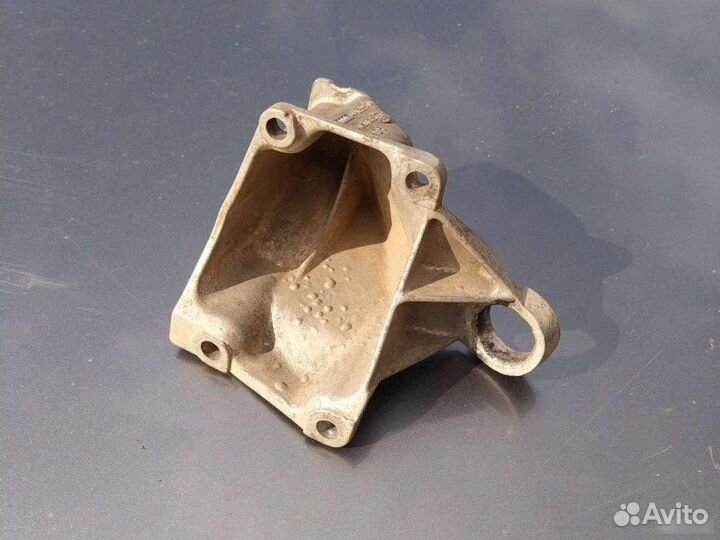 Опора кпп правая Audi A6 седан 2.0I 1995