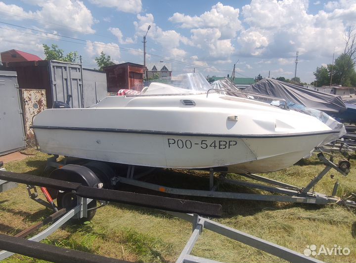 Катер с местом на пристани