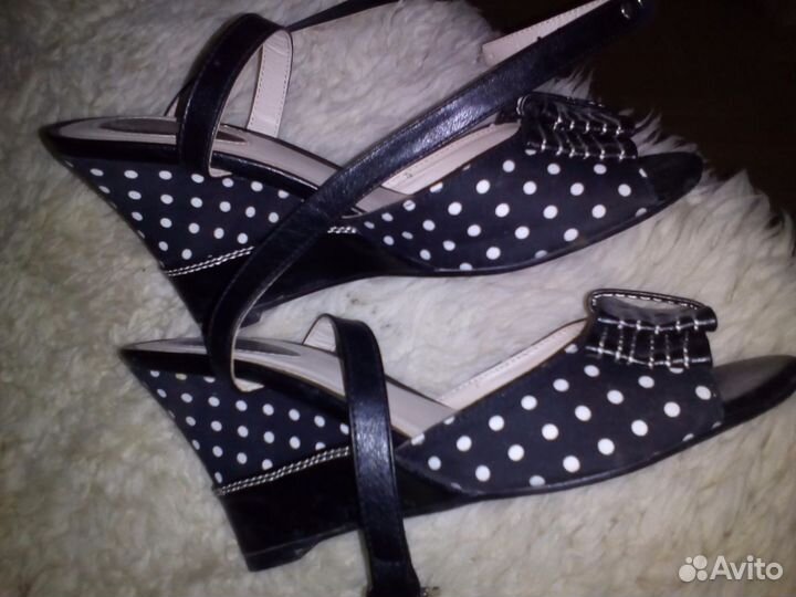 Босоножки горох