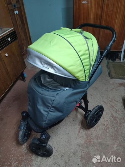 Прогулочная коляска с надувными колесами