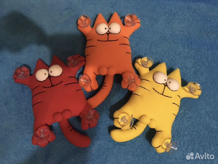 Кот Саймон на присосках в машину