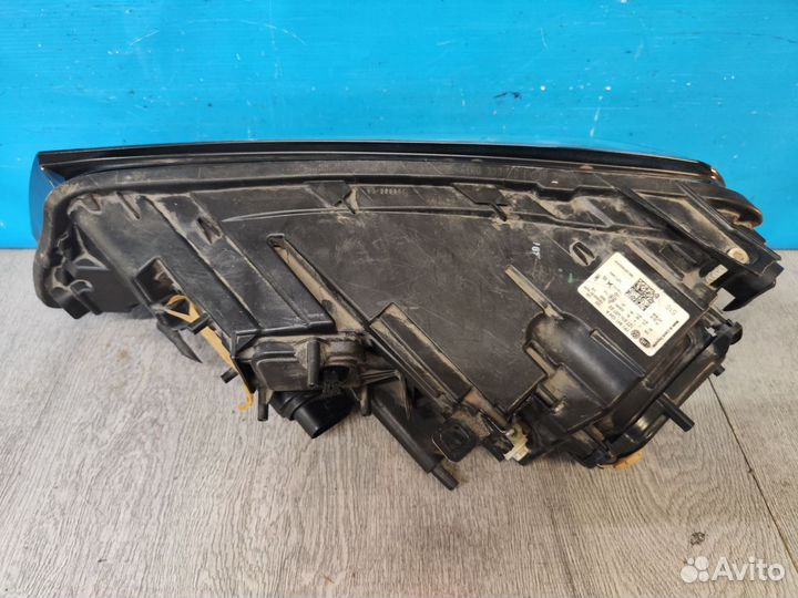 Фара правая Volkswagen Touareg 2014-2018