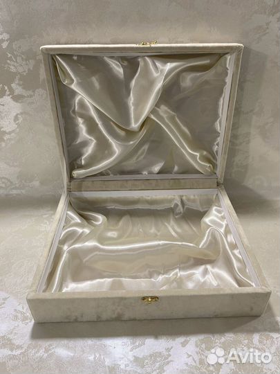 Подарочные коробки, шкатулки и чемоданны