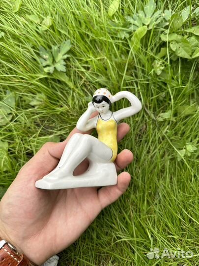 Статуэтки «Лфз девушка на камне, гжель пляжница»