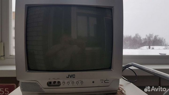 Телевизор с подставкой и пультом