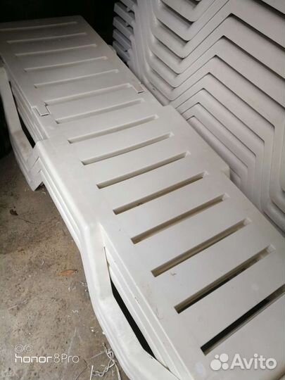 Лежаки шезлонги и зонты