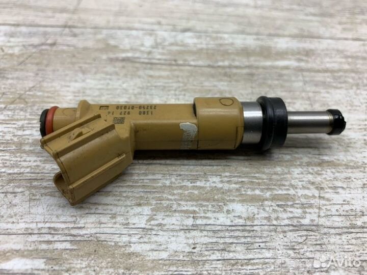 Форсунка топливная Toyota Avensis универсал