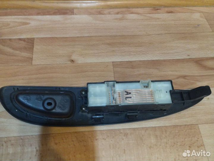 Блок упр. стеклоподьемниками передний правый