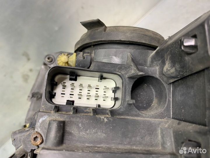 Фара правая Volkswagen Touareg 2002-2010