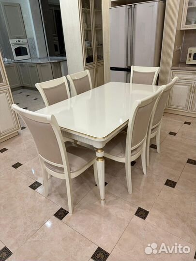 Кухонный стол и стулья