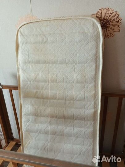 Детская кроватка с маятником