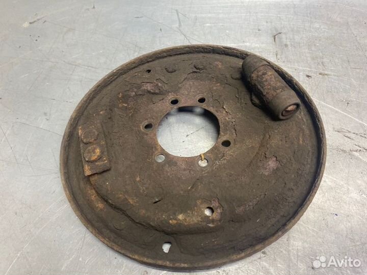 Щит опорный задний правый Audi 80/90 B4