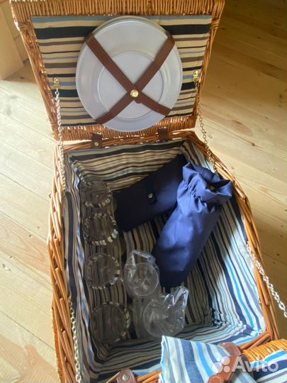 Корзина для пикника с посудой