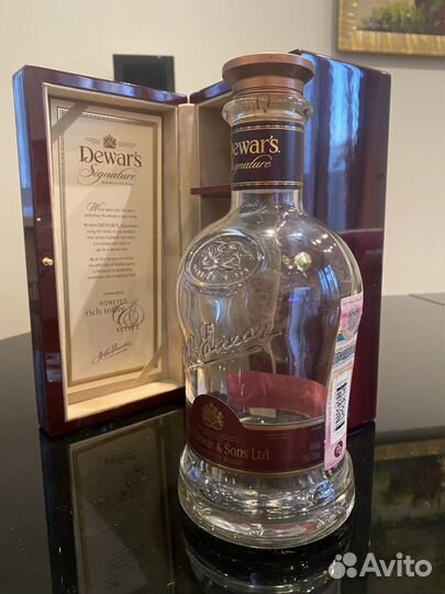 Бутылка с коробкой от Виски Dewar's Signature, gif