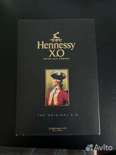 Коробка и бутылка из под коньяка Hennessy