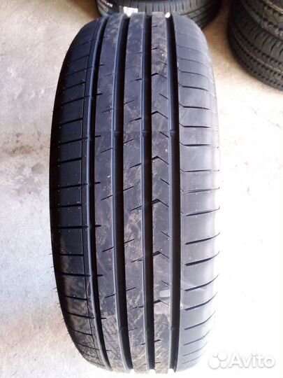 Royal Black Royal Explorer II 215/55 R18 99W