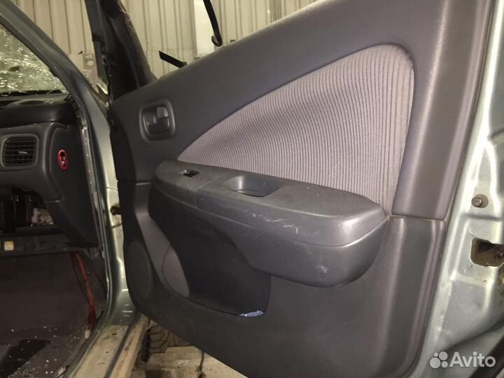 Обшивка двери передней правой Nissan almera