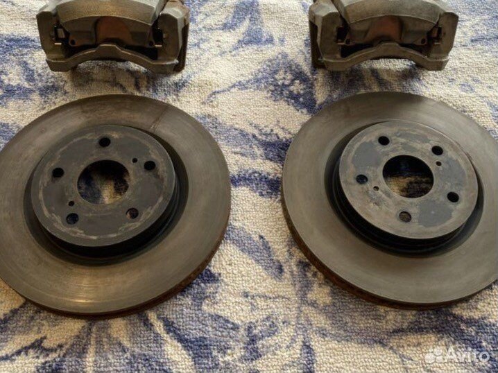 Тормозной супорт и тормозной диск Toyota XA50