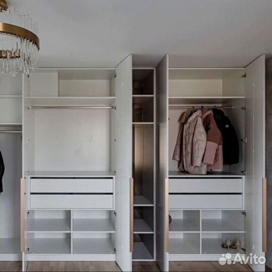 Шкаф на заказ яркого цвета