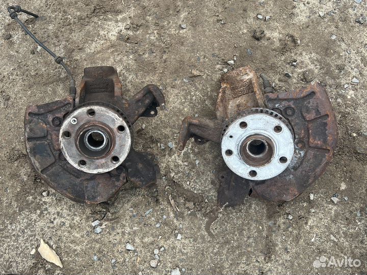 Правый поворотный кулак фольксванен гольф 4