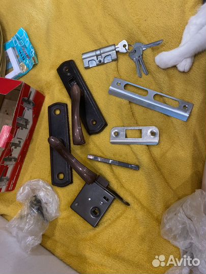 Ручка дверная с защелкой