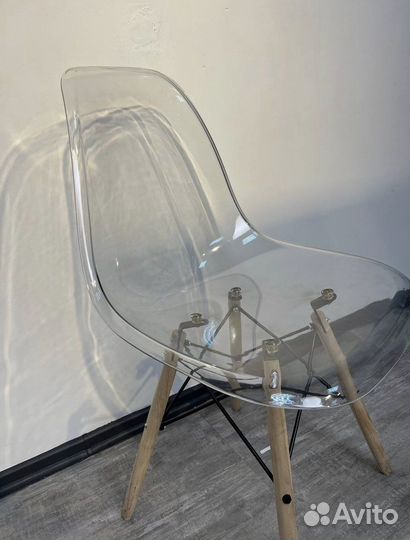 Стул прозрачный из пластика